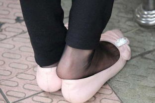 为什么女生特别喜欢穿跟鞋露出丝袜脚背,特别喜欢丝袜那种滑滑感觉,就是这种,为什么女生都喜欢穿呀,走 
