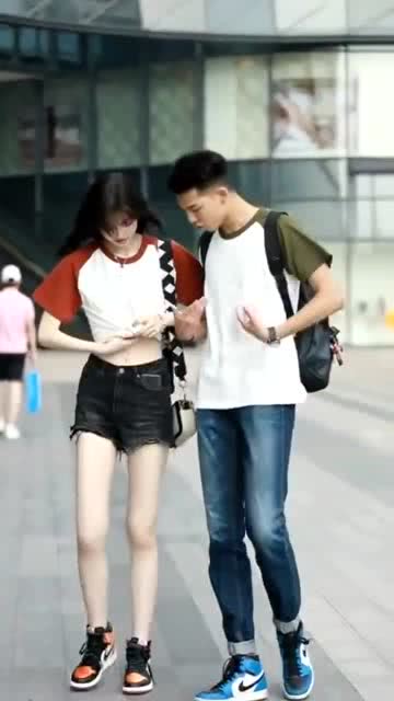 杭州街拍一对情侣,不料女友竟做出这种动作,看完我想换对象 