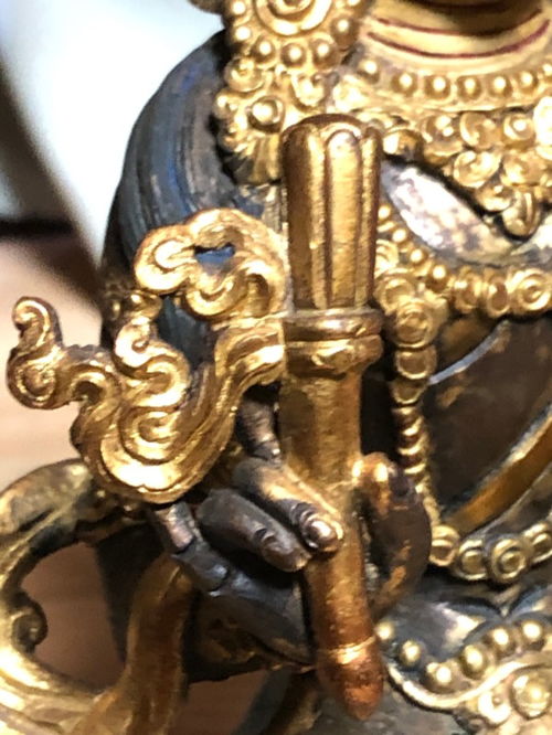 请问 这尊佛像的右手拿的什么法器 应该叫什么佛 