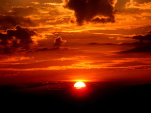 余晖漫天，夕阳及其相似之美，夕阳相似的词语有哪些