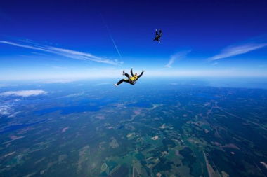 照片记录疯狂跳伞瞬间 体会漫步云端的美妙 