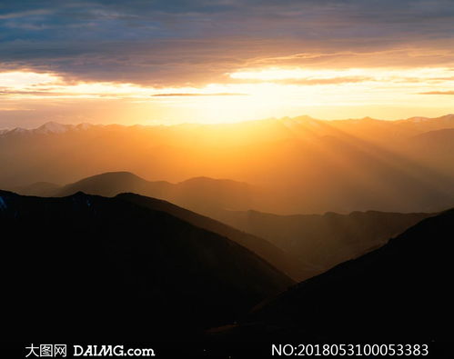 山顶美丽云雾和夕阳美景摄影图片