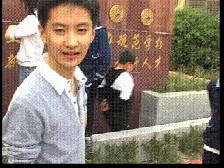 搞笑GIF 参加前男友婚礼的我,伤心的哭了