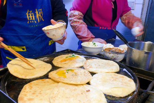 南京新街口有家网红鸡蛋灌饼店,每天都有排队,最贵12元一个