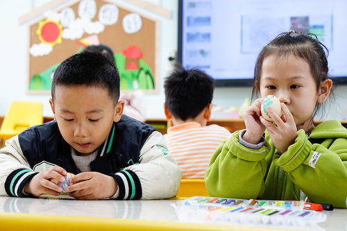 为何现在年轻人都不愿意生孩子了 专家给出 新建议 ,父母们很赞同