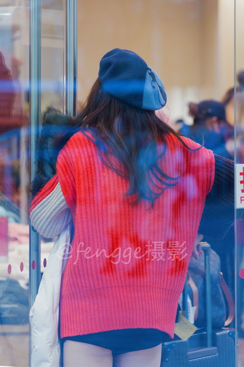 街拍 在北京最冷的日子里,红毛衣小美女竟然穿出了夏天的感觉