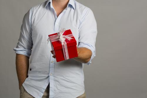 五十岁男人生日送什么礼物好呢,五十岁女人渴望收到什么礼物？给五十岁女人送礼要“看人下菜碟”
