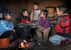 镜头下 没有家人管,自己做饭的可怜农村小孩