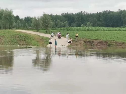 儿童河边戏水 民警及时制止