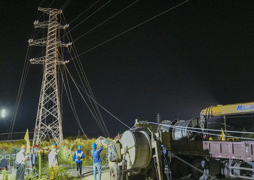 泸州供电公司完成首次跨越在运高铁输电架线作业 