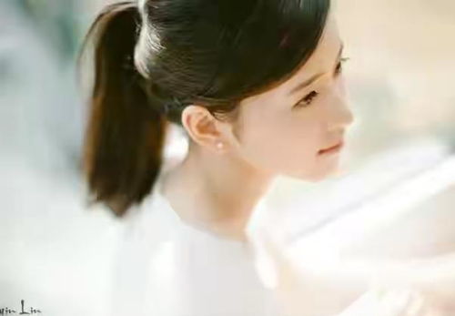 京东夫人 章泽天白T写真照,清纯又甜美 28岁还像学生妹