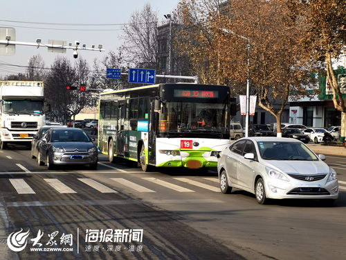 即墨永昌一公交车追尾银白色轿车 给过往车辆造成不便