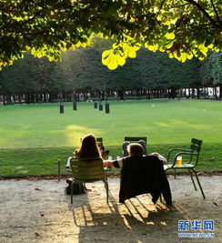 法国巴黎夏日黄昏即景 