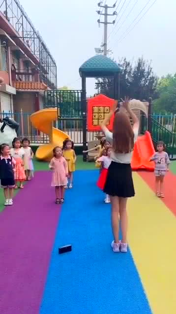 幼儿园老师教孩子跳舞,真好看 