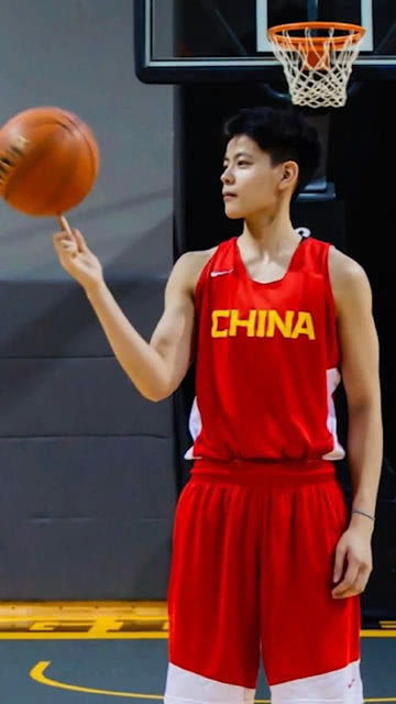 中国女篮队员杨舒予,2002年出生,身高184,有腹肌,短发长发都好可 