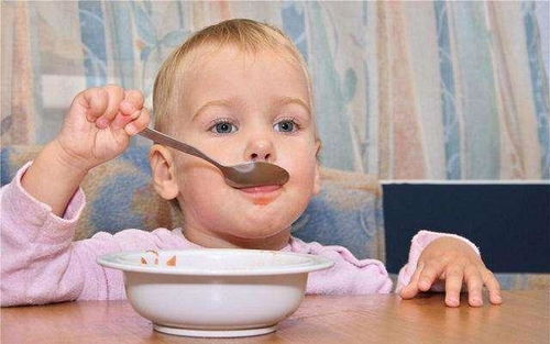 孩子到这几个时间,要学独立吃饭了,晚了不利于良好饮食习惯形成