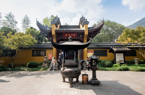 杭州灵隐寺人从众,旁边千年古寺却游客不多,内有佛像重3.8万斤
