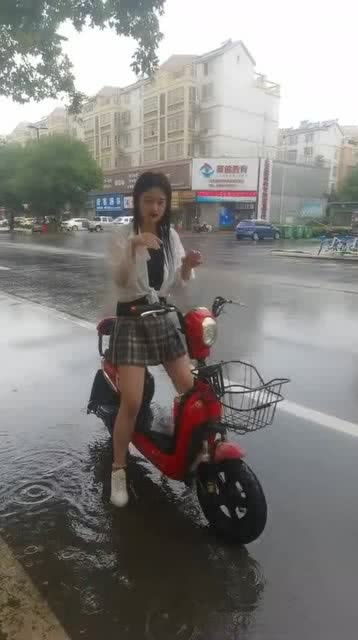 下雨骑车十公里给我送饭,满心感动却被一个姿势毁了,我还是单身算了 