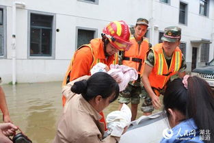 湖北汉川暴雨致小区内涝严重 消防官兵救出襁褓中婴儿