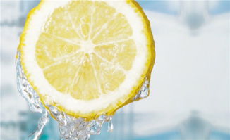 鲜柠檬片泡水的功效，鲜柠檬泡水喝有什么好处