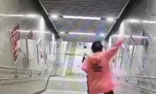 女子低头玩手机, 从地铁站楼梯上翻滚而下, 致使脸部受伤严重