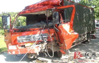 湖南货车客车相撞司机被困 消防队员破拆解救 