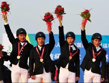 图文 全运会马术三项赛团体赛颁奖 上海骑手庆祝