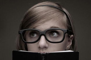 人戴眼镜的冷知识图片，眼镜为什么代表知识分子