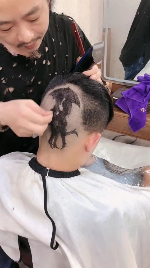 小伙去理发店剪头,说怎样特殊怎样剪,理发师的操作令人窒息 