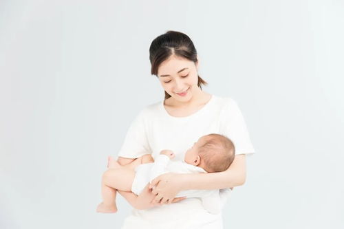 抱孩子真不是你想的那么简单,错误的抱姿,可能会伤害宝宝的脊椎