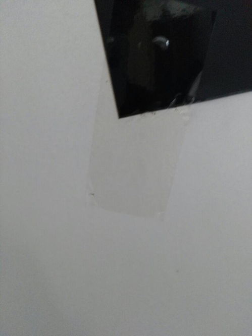 胶带粘在墙上粘久了会把墙皮撕下来,怎么把胶带小心翼翼的撕下来不会损坏墙皮 