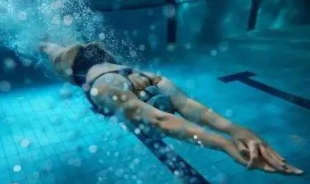 在游泳之前没有热身，正游泳着突然抽筋应该怎么办(游泳了没有)