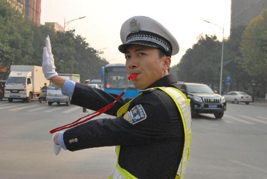 交警手势视频下载交警停车的手势是什么 