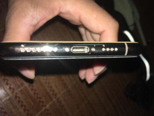 苹果11promax手机金色的边框有磕碰划痕怎么修复 手机没有套壳子的时候,不小心摔到地上,心痛啊 