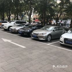 北京商场停车收费标准北京商场在哪停车(翠微百货停车场收费标准是多少)