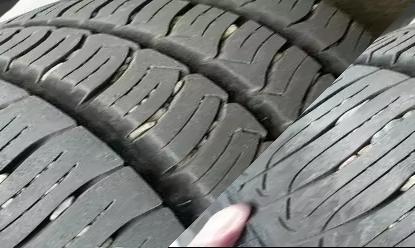 发现车轮胎有小石头塞在缝里,你会怎么处理