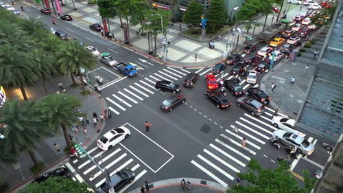 十字路口红灯可以右转,为何有的车主却还是被扣6分 这些没注意