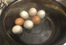 吃生鸡蛋比熟鸡蛋更有营养 能止咳润肺化痰 专家这样说