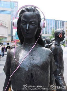 成都春熙路雕塑戴耳机 网友惊呆了 