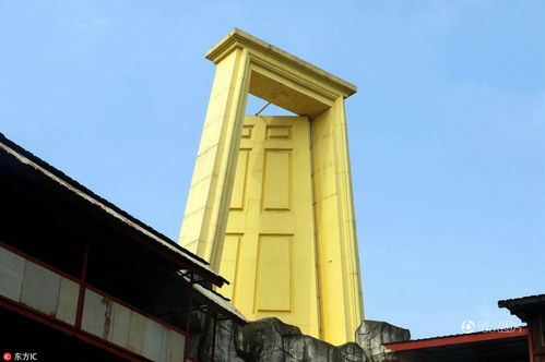 重庆楼顶悬立8米高巨门 被戏称 上帝之门 