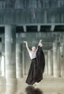 洛河边的舞者,黑裙白衣,随风而动像个精灵
