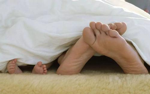 为什么许多人睡觉时用被子而不是脚