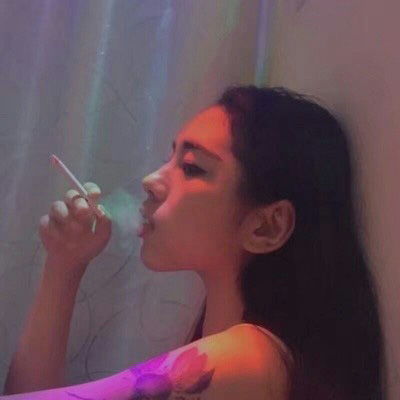 女生抽烟头像 女生夹烟好看手势图片