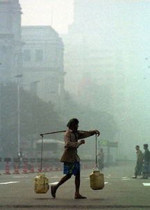 加尔各答街头的卖水人