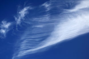 蓝色的天空有云 通过 Petr Kratochvil 
