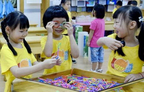 幼儿园老师给学生换衣服,看到衣兜掉出的东西后,隔天选择离职