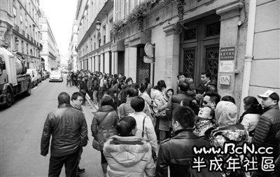 媒体称中国游客游巴黎三大事 购物吃饭上厕所