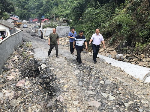 向青山查看烂泥田矿区受灾情况