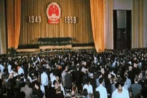 1959年人民大会堂国宴,50人藏宴厅屋顶,上千名服务员看灯管行事