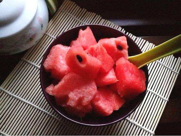冰镇西瓜吃多了对身体有害吗 夏天如何吃西瓜比较好 
